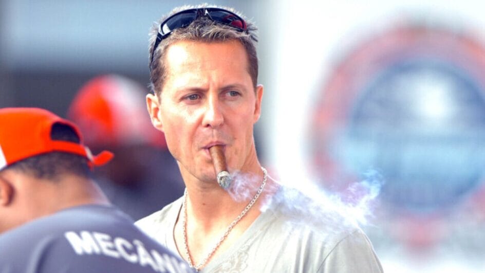 Michael Schumacher fuma um charuto no Desafio das Estrelas em Florianópolis, em 2008 (Foto: Guto Kuerten, Agencia RBS).