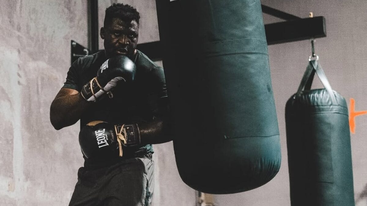 Francis Ngannou treinando com saco de pancada
