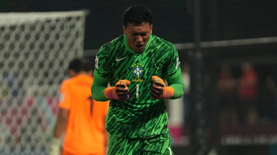 Goleiro João Pedro da Seleção Brasileira Sub-17 comemorando após pegar pênalti no jogo contra o Paraguai pelo Mundial Sub-17
