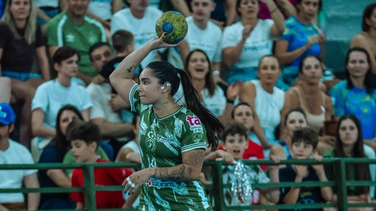 Hannah Nunes em a&ccedil;&atilde;o no handebol