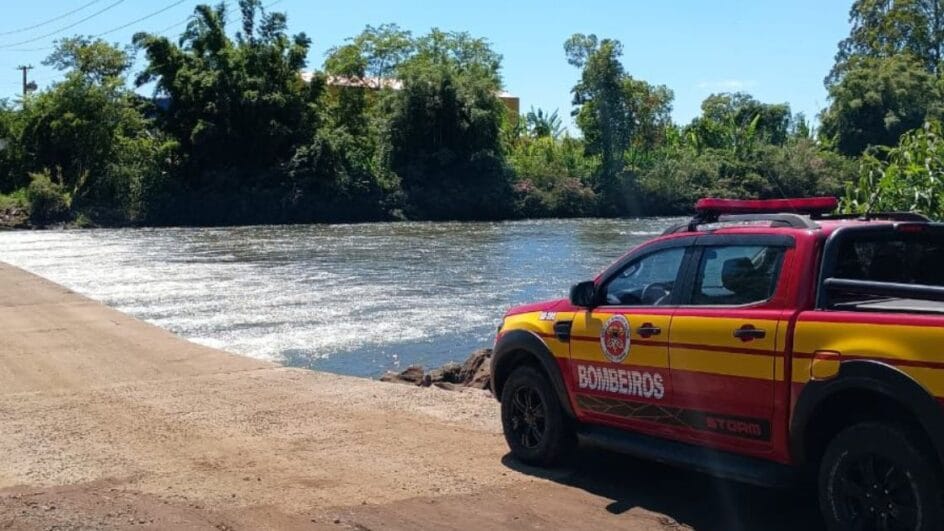 Camionete dos bombeiros em frente ao Rio Amola Faca, na comunidade de Rodeio da Areia, em Turvo