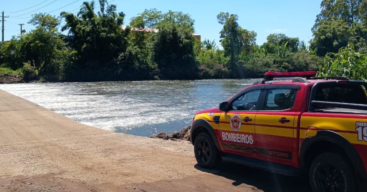 Camionete dos bombeiros em frente ao Rio Amola Faca, na comunidade de Rodeio da Areia, em Turvo