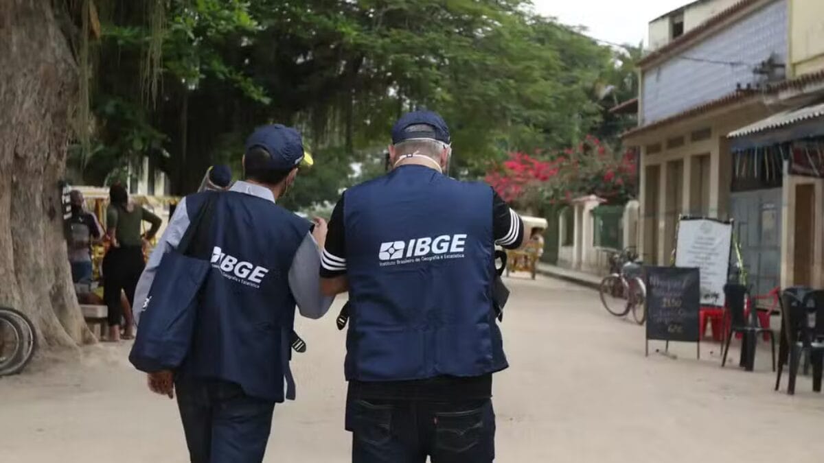 A foto mostra dois profissionais do IBGE