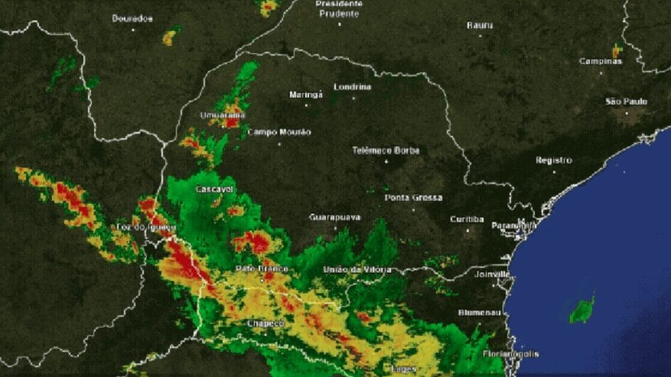 Imagens de satélite mostram passagem de tornado que deixou mortos e feridos no Paraná (3)