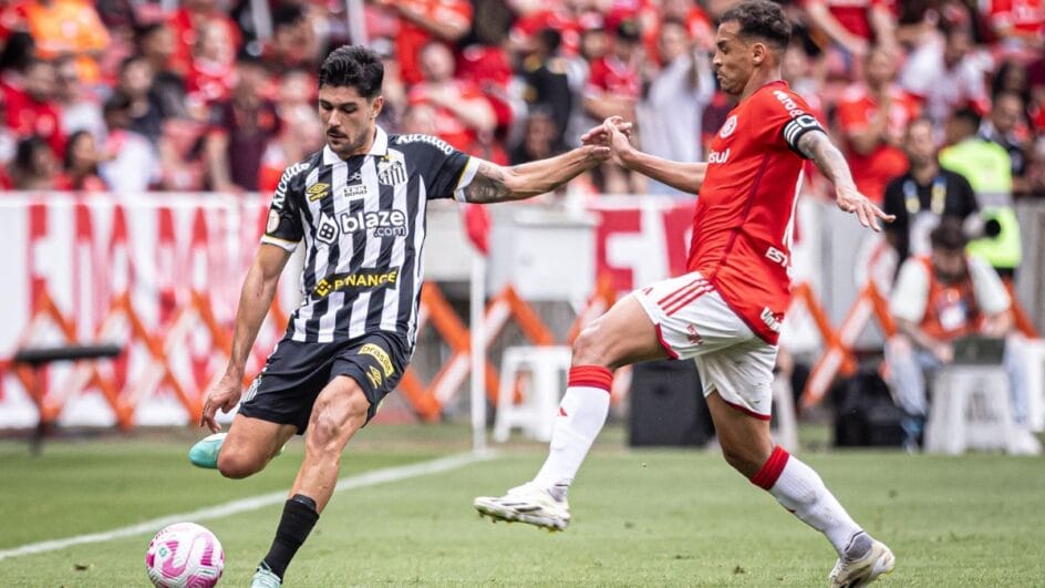 Jogadores de Internacional e Santos disputam bola em jogo