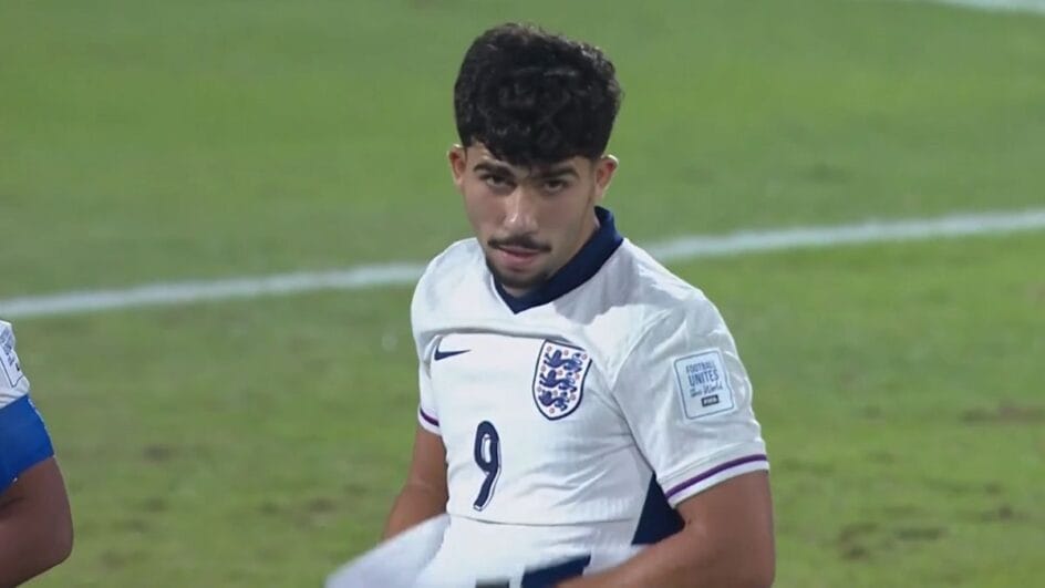 Jogador da Inglaterra lamenta expulsão contra a Áustria