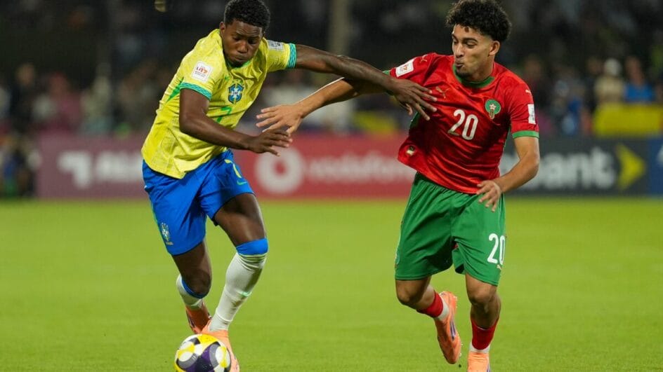 Jogador do Brasil disputando bola com atleta do Marrocos nas quartas de final da Copa do Mundo sub-17