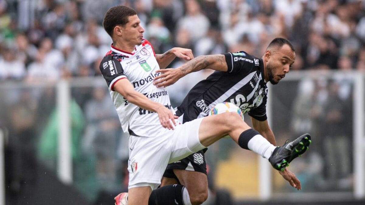Jogadores de Joinville e FIgueirense em disputa de bola na final da Copa SC