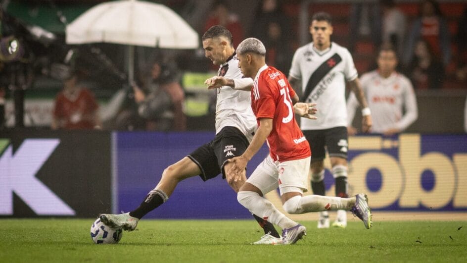 Jogador do Vasco disputando bola com atleta do Internacional pelo Brasileirão 2025