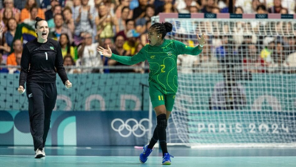 Jogadora de handebol do Brasil comemorando ao lado de goleira