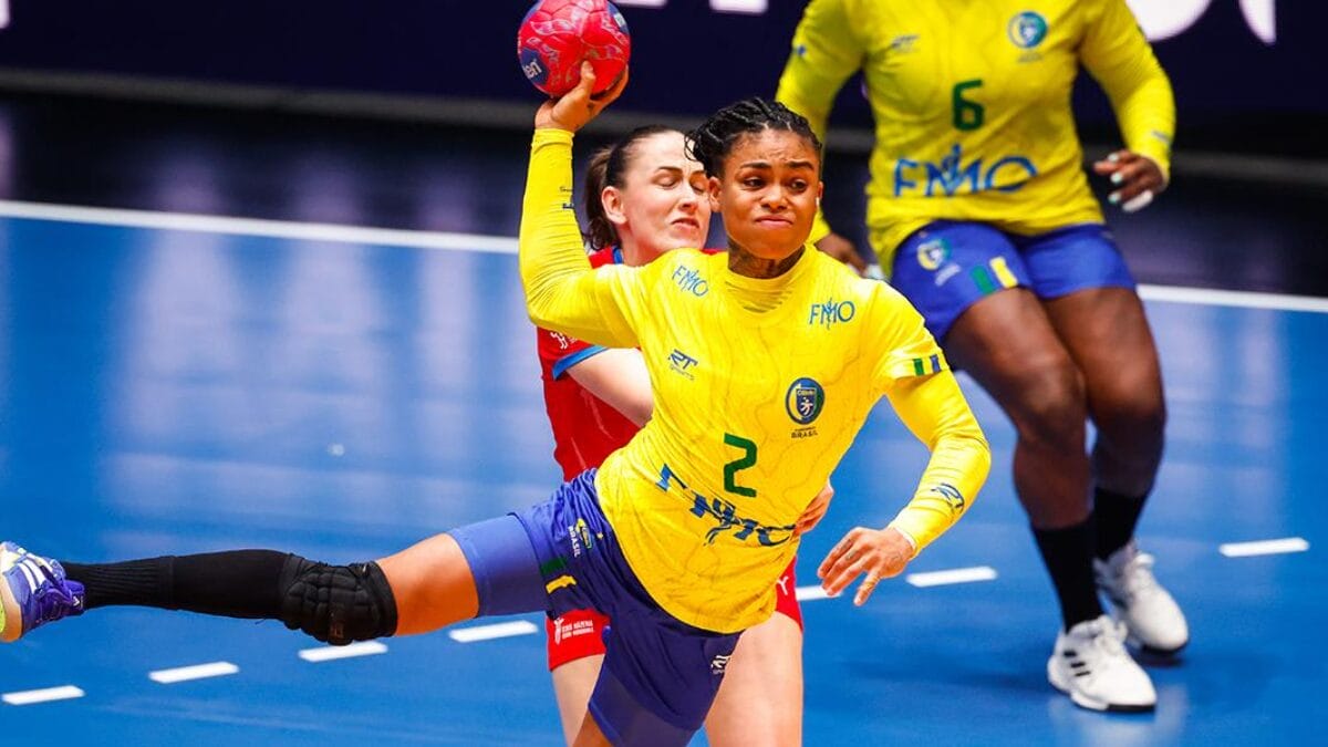 Jogadora do Brasil lançando bola no gol pelo Mundial de Handebol Feminino 2025