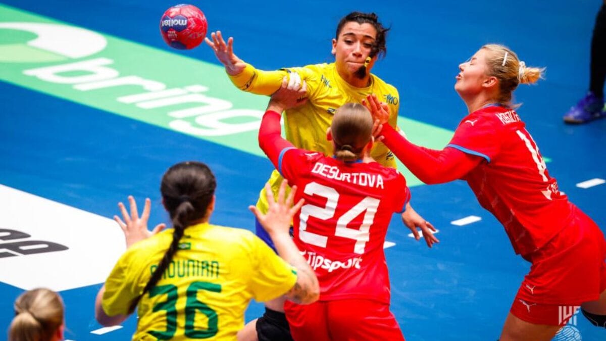 Jogadora do Brasil passando bola para companheira no segundo jogo da fase de grupos, contra a TchéquiaMundial de Handebol Feminino 2025