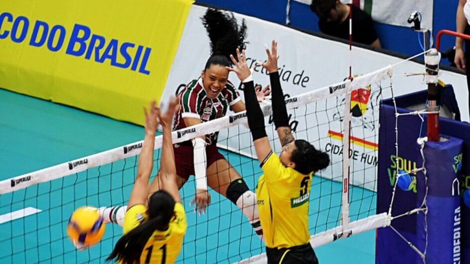 Jogadora do Fluminense atacando bola por cima da rede pela Superliga Feminina 202526