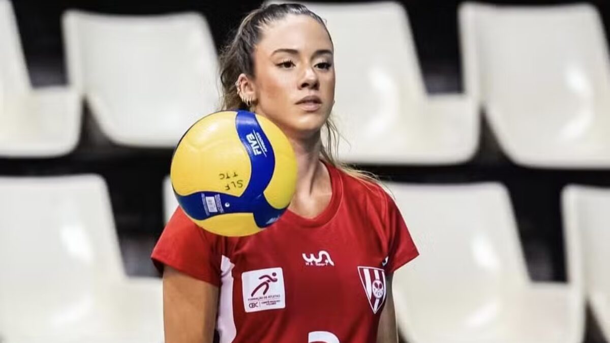 Júlia Azevedo, do Tijuca, de uniforme e jogando a bola no ar