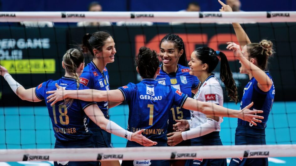 Jogadoras do Minas comemorando ponto na Superliga Feminina 202526