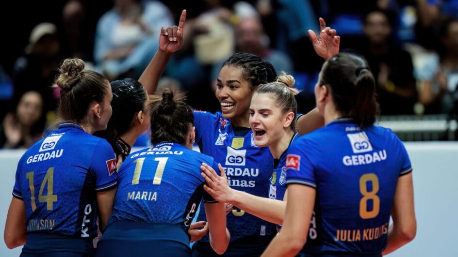 Jogadoras do Minas em roda comemorando ponto pela Superliga Feminina 202526