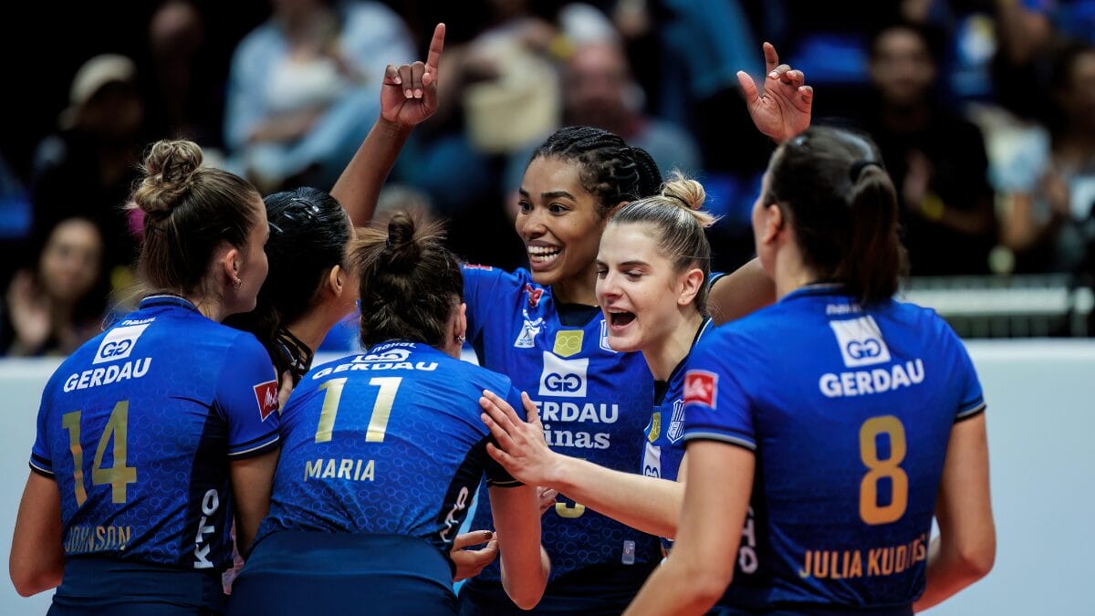 Jogadoras do Minas em roda comemorando ponto pela Superliga Feminina 202526