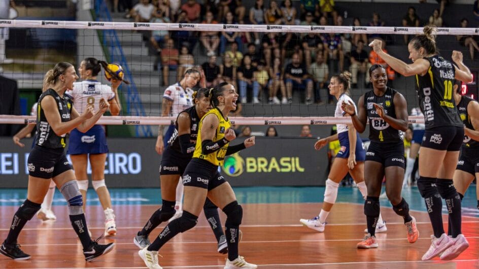 Jogadoras do Praia Clube comemorando ponto na Superliga Feminina