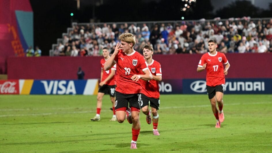 Jogadores da Áustria comemoram gol na Copa do Mundo sub-17