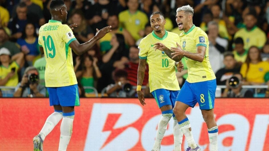 Jogadores do Brasil comemoram gol