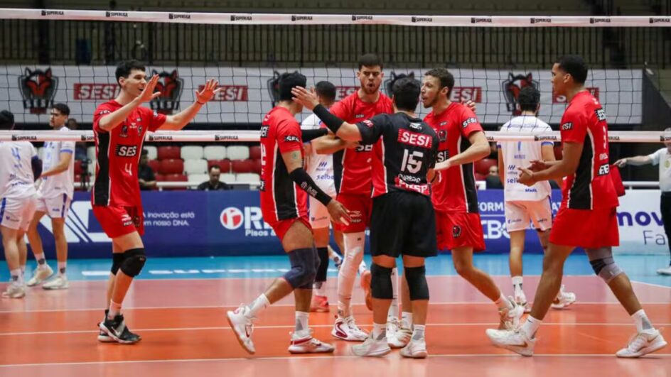 Jogadores do Sesi-Bauru comemoram ponto contra o Joinville, pela Superliga Masculina