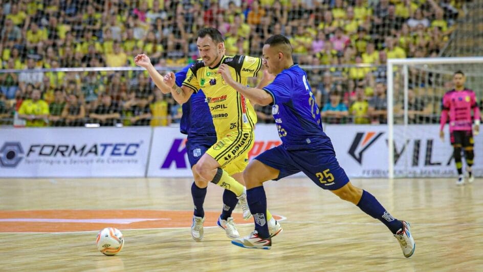 Jogadores do Jaraguá e Blumenau em disputa de bola