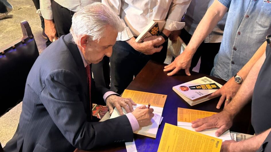 Roberto Alves durante o evento de lançamento do seu segundo livro (Foto: Carlos Rauen, NSC TV)