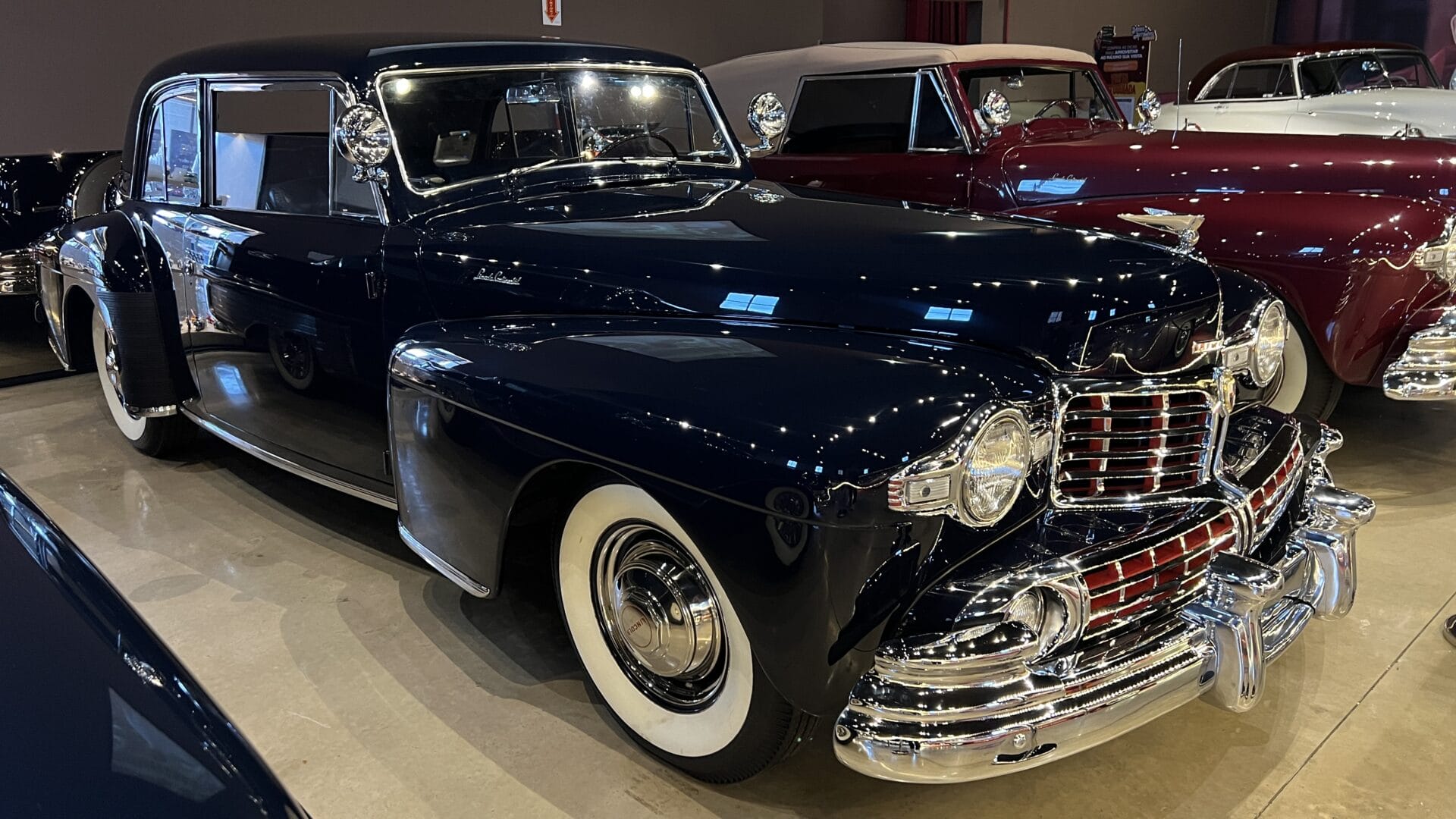 Carro Lincoln Continental Coupé, de 1946.