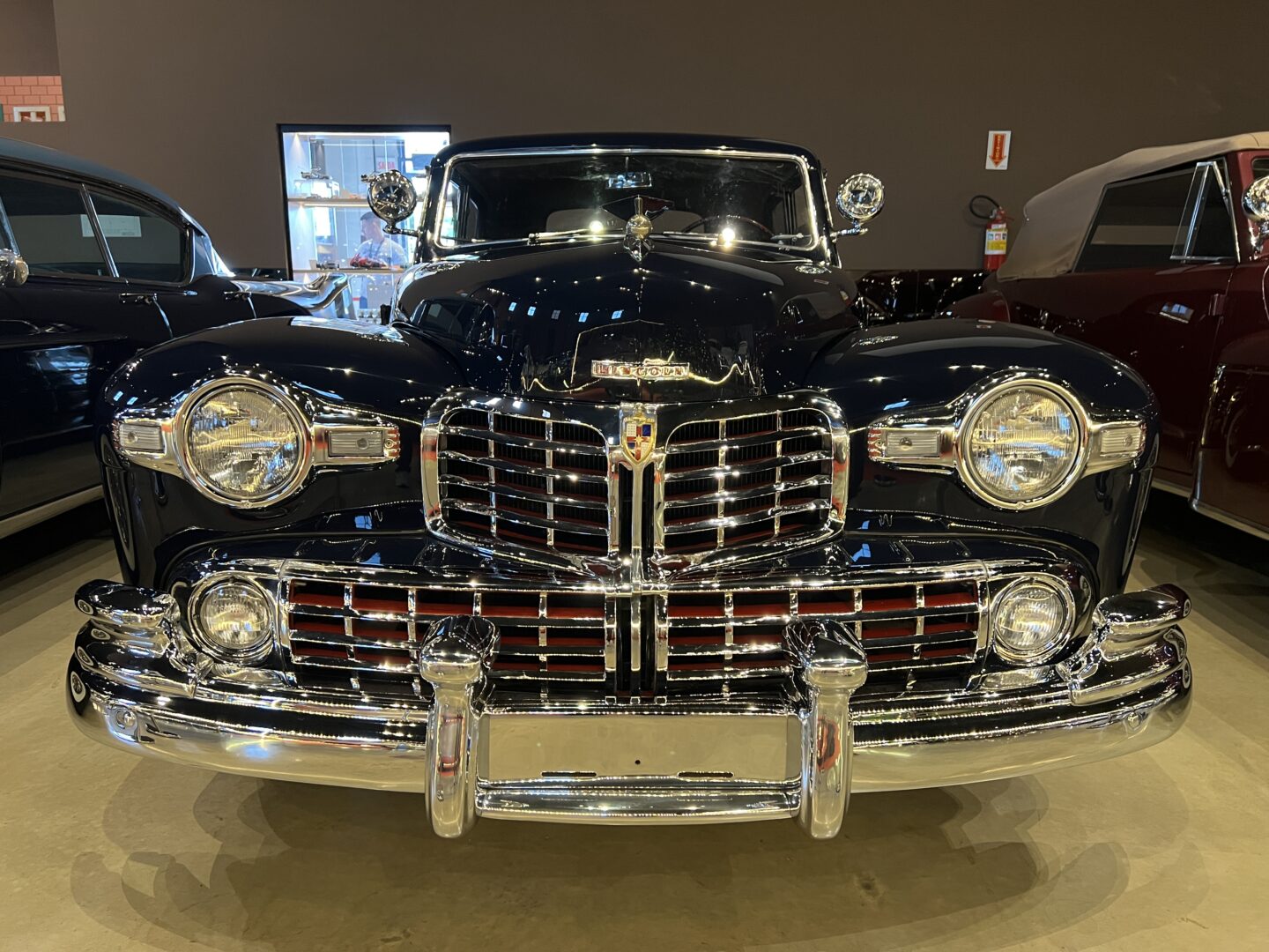 Carro Lincoln Continental Coupé, de 1946.