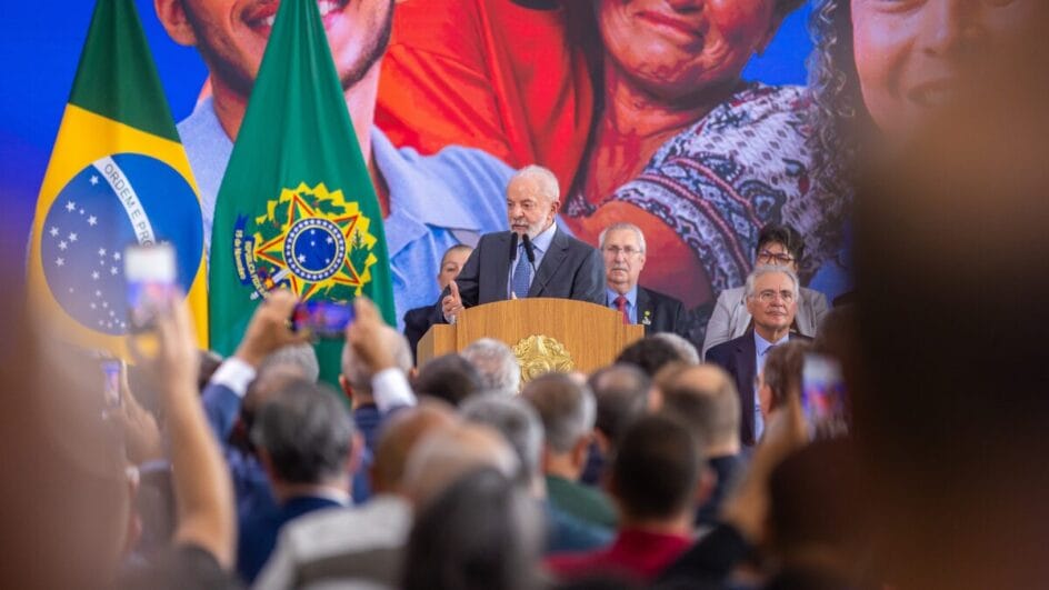 Presidente Lula (PT) durante cerimônia de sanção da lei que isenta Imposto de Renda para trabalhadores que ganham até R$ 5 mil.