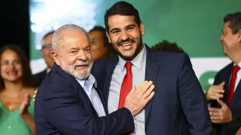 Presidente Luiz Inácio Lula da Silva (PT) ao lado do advogado-geral da União, Jorge Messias.