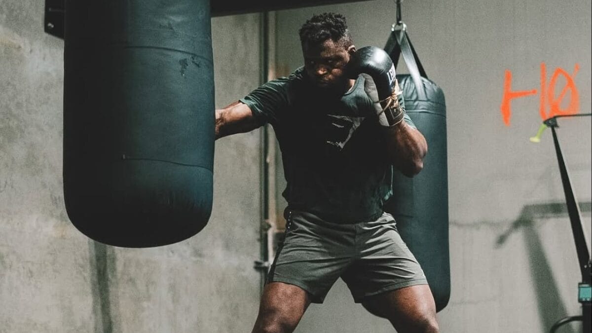 Francis Ngannou treinando com saco de pancada
