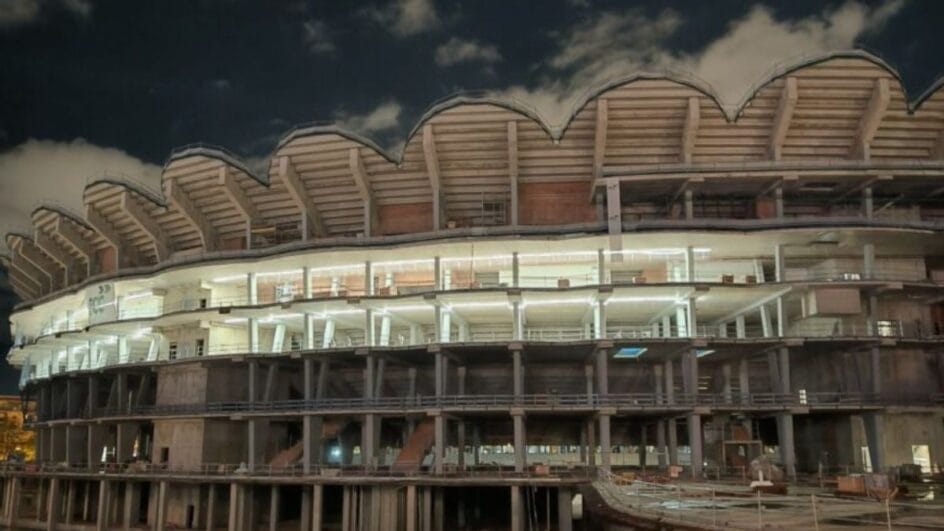 Maior estádio fantasma do mundo aparece com parte iluminada