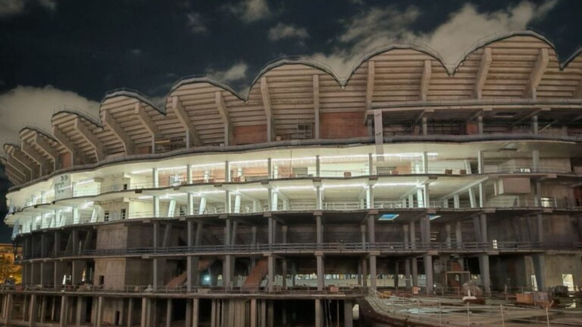Maior estádio fantasma do mundo aparece com parte iluminada