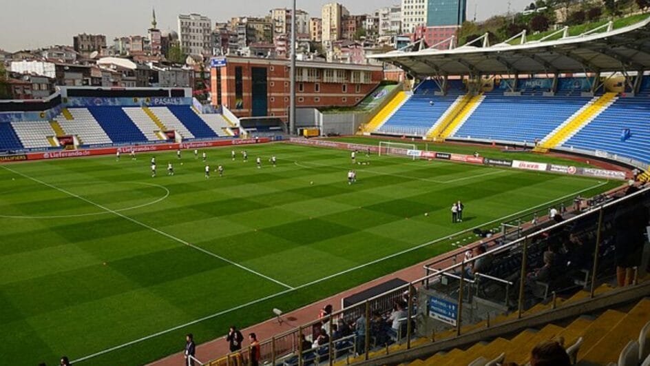 Eyupospor, clube da primeira divisão com presidente detido, joga no estádio Recep Tayyip Erdoğan (Foto: CeeGee, Wikimedia Commons)