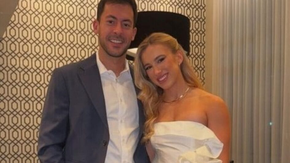 Manu Cit e seu noivo abraçados