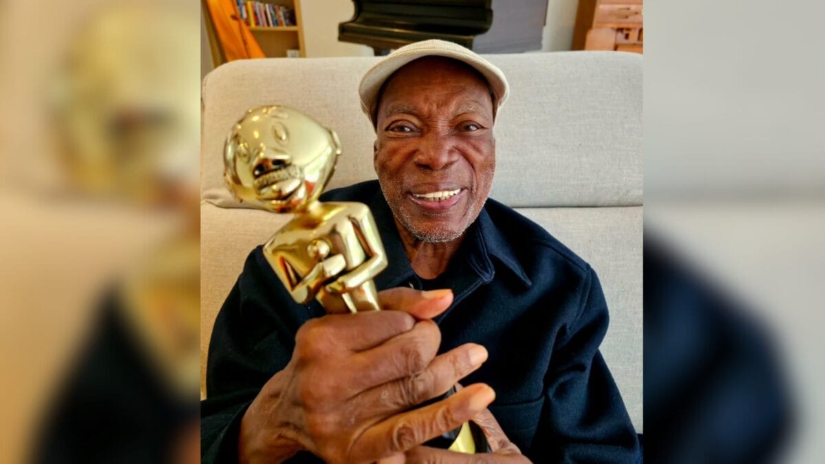 Milton Nascimento segura o troféu do Prêmio Grande Otelo
