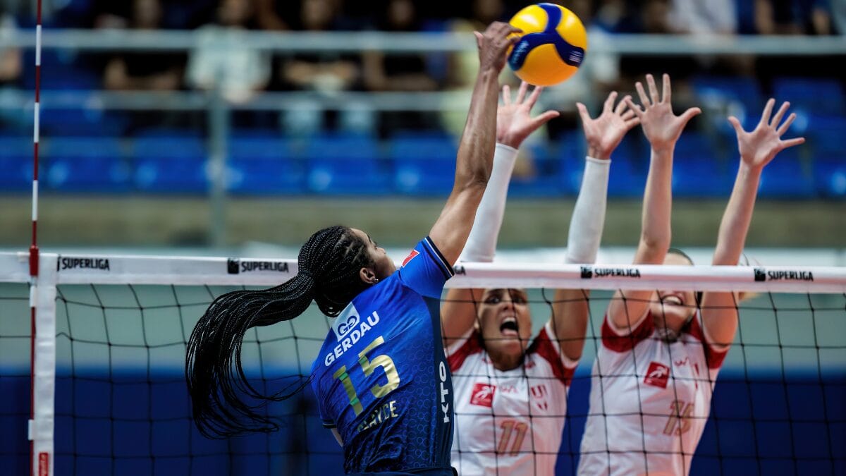 Jogadora do Minas atacando na Superliga Feminina 202526