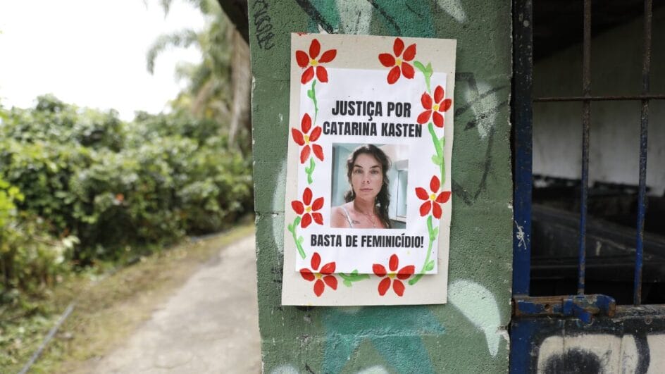 Colegas de natação de Catarina Kasten se reúnem na Praia da Armação