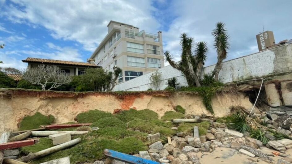 Moradores tentam reconstruir orla um mês após mar engolir famosa praia de Florianópolis