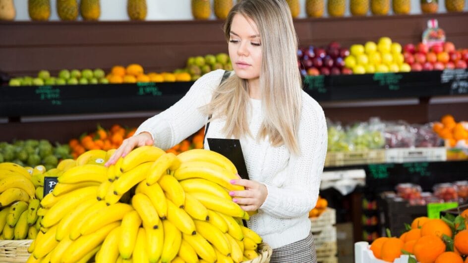 Pessoa escolhendo frutas no supermercado