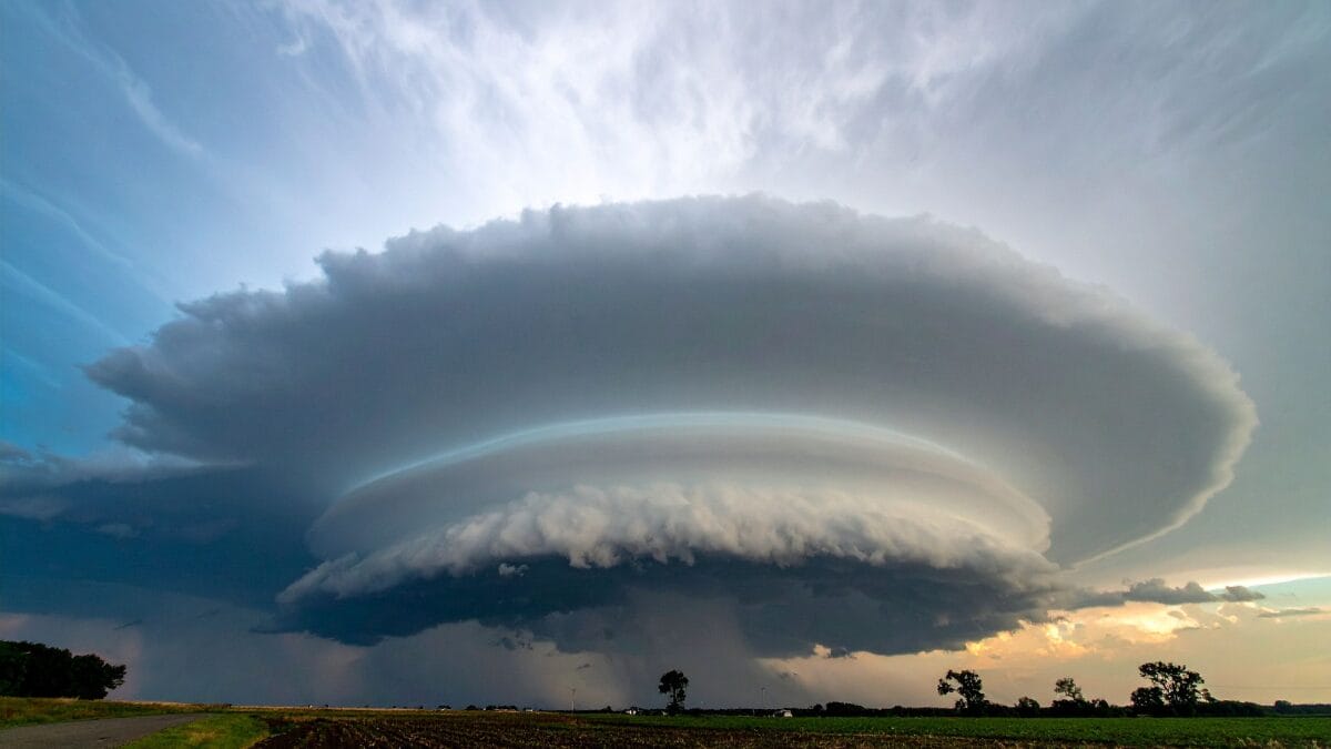 O que é supercélula a tempestade que gerou o tornado fatal no Paraná