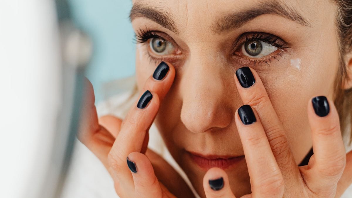 Retinoides e frio: o que realmente funciona para suavizar bolsas nos olhos