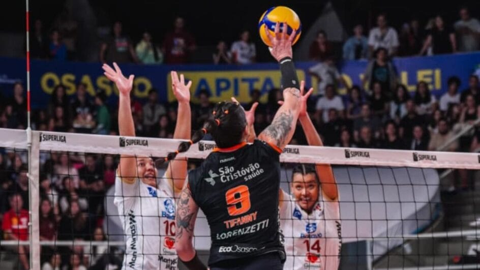 Oposta Tifanny Abreu atacando pelo Osasco sobre o Mackenzie na Superliga Feminina 202526