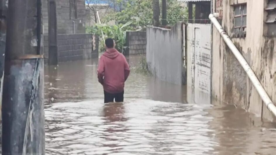 Imagem mostra homem em uma rua alagada de Florianópolis