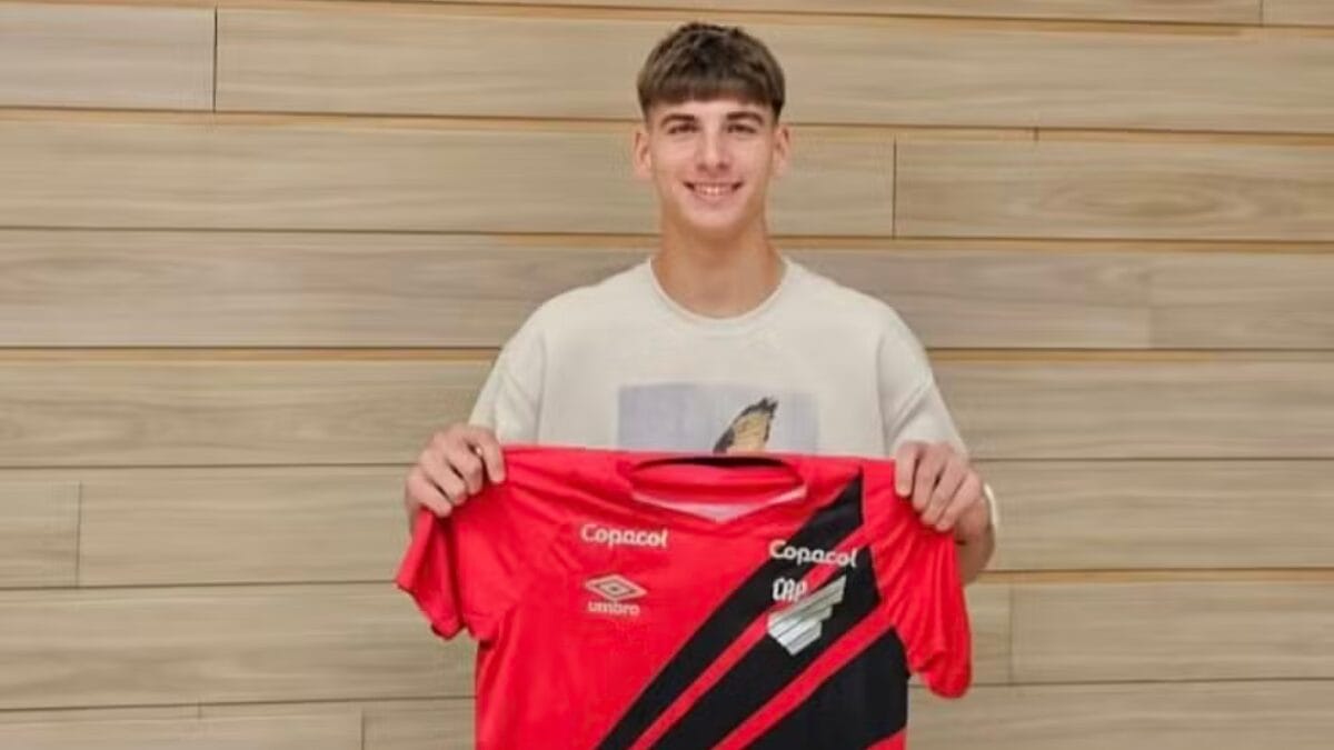 Patrick exibe a camisa do Athletico