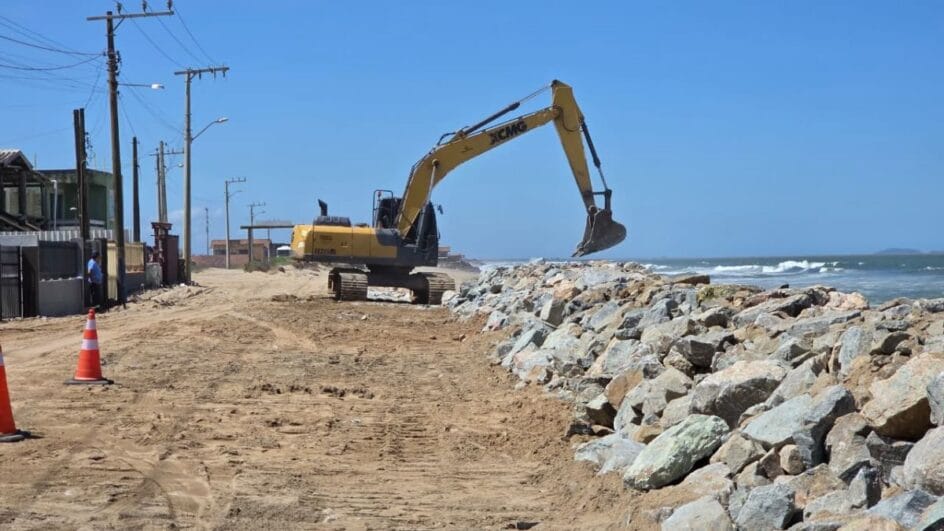 Obras de contenção da erosão costeira na Praia da Península em Barra Velha (SC)