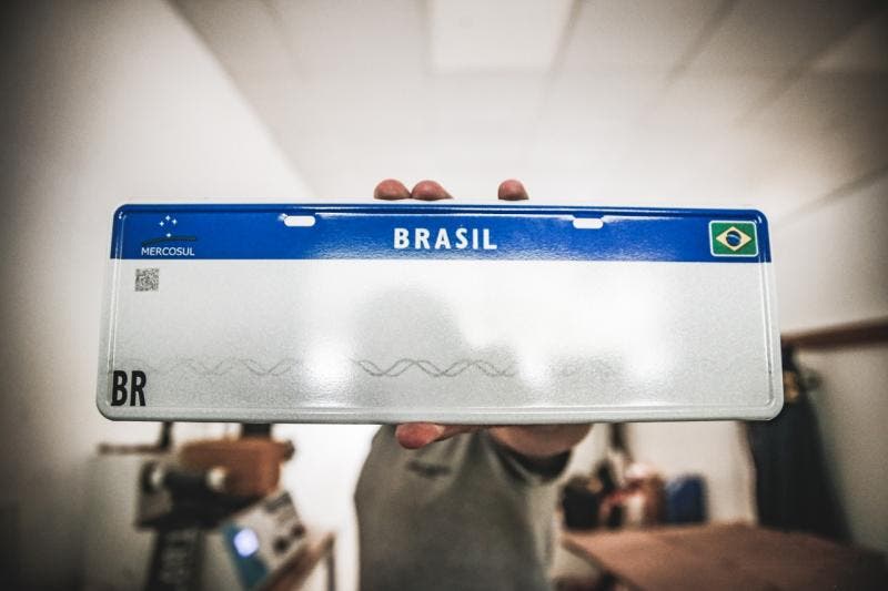 Placa Mercosul está em uso no Brasil desde 2017, mas uso ainda não é obrigatório para todos os veículos (Foto: Tiago Ghizoni, NSC)