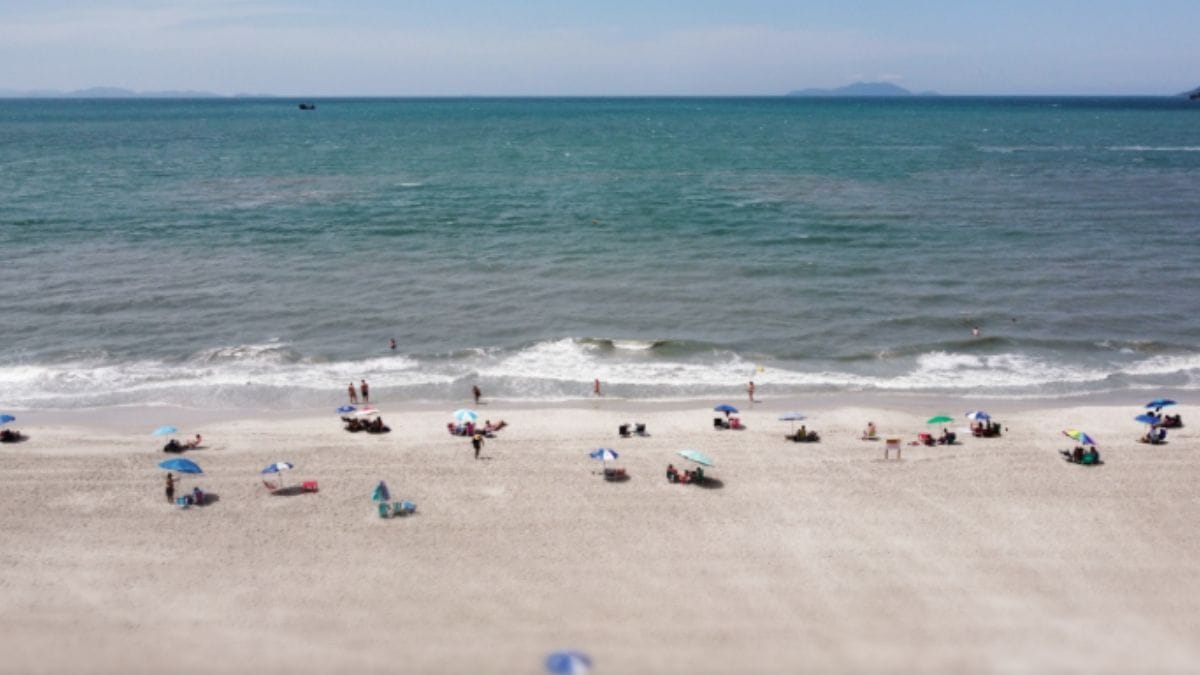 Praia de Jurerê, em Florianópolis, terá novas regras para ambulantes em edital próprio (Foto: Pedro Perez, PMF, Divulgação)