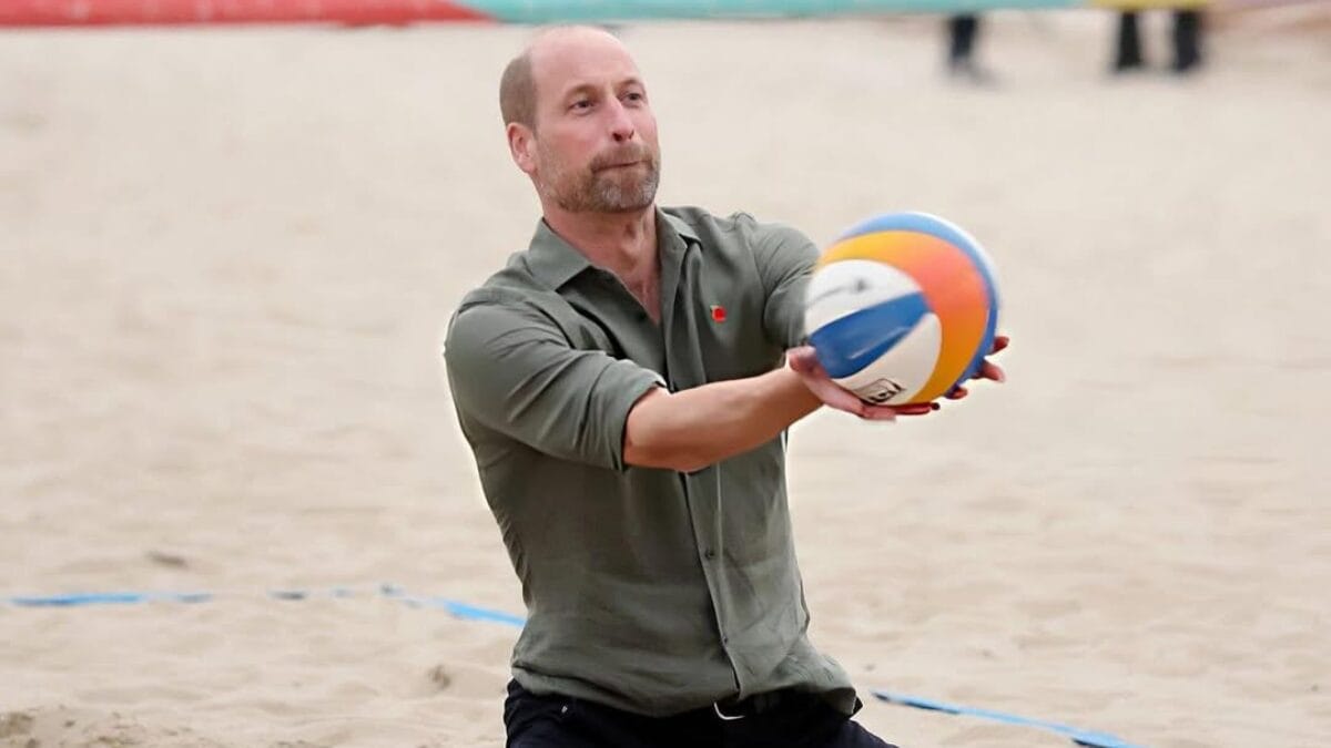 Príncipe William jogando vôlei de praia em Copacabana